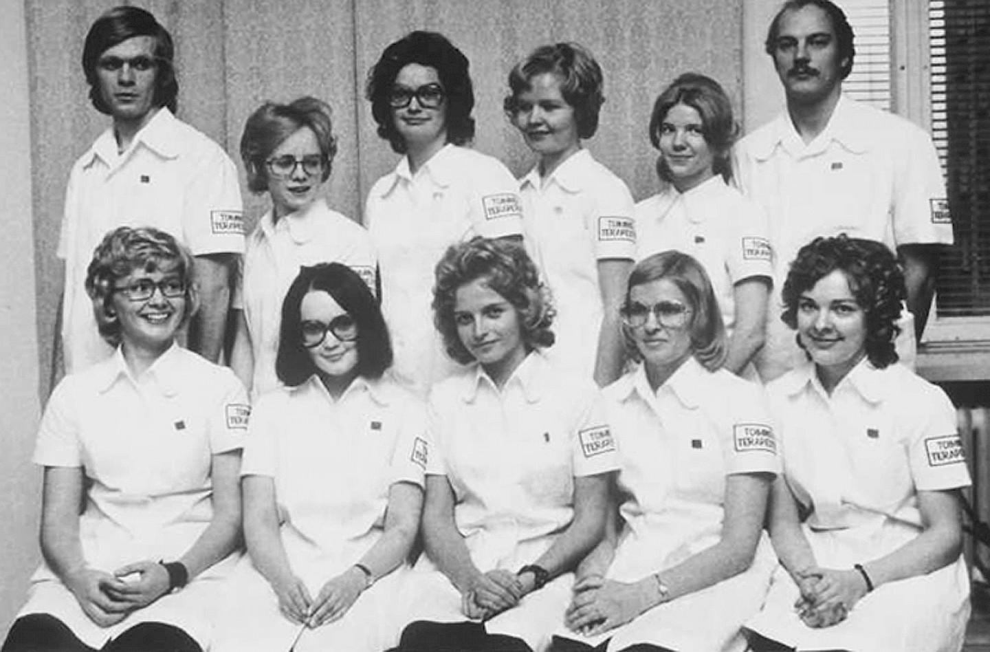 Kansainvälisyys on aina ollut osa toimintaterapeuttien koulutusta Ensimmäinen toimintaterapeuttikurssi valmistujaiskuvassa vuonna 1972. Takarivi (vas.) Kari Carlberg, Birgitta Björkenheim (Myllyluoma), Irmeli Kaila (Parjo), Tuula Ranta (Teppo), Marja Erola (Ojanperä) ja Jaakko Nevalainen. Eturivi vas. Helena Österman (Sirola), Eija Komonen (Lindholm), Heidi Kunnas (Taanonen), Marjatta Ikola (Salo) ja Merja Sirkanoja (Touru).